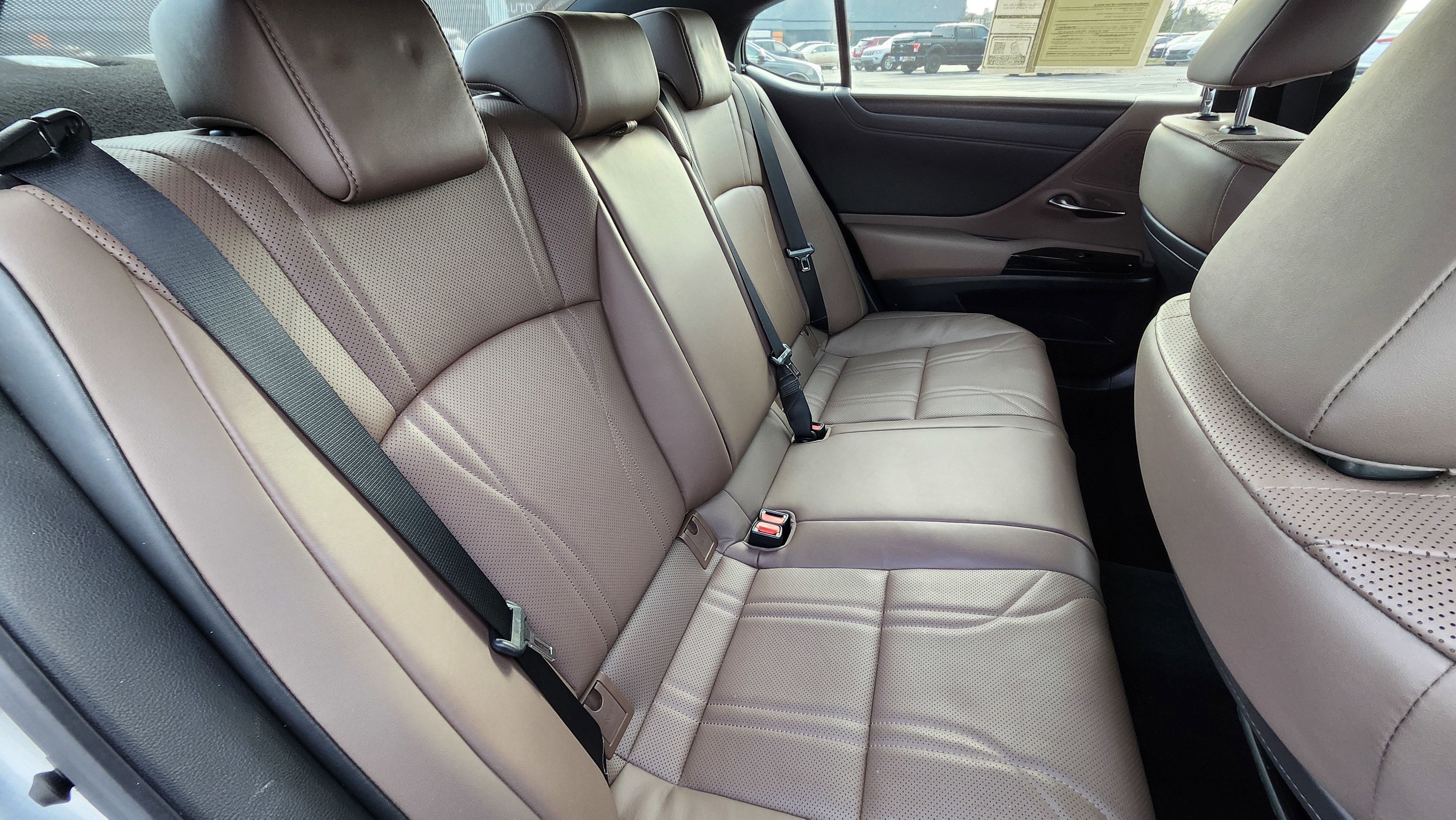 Used 2023 Lexus ES 300h w/ Luxury Package image 24