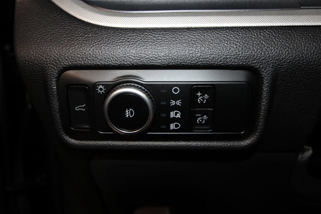 Used 2024 Ford Explorer XLT w/ Equipment Group 202A AWD/4WD image 9