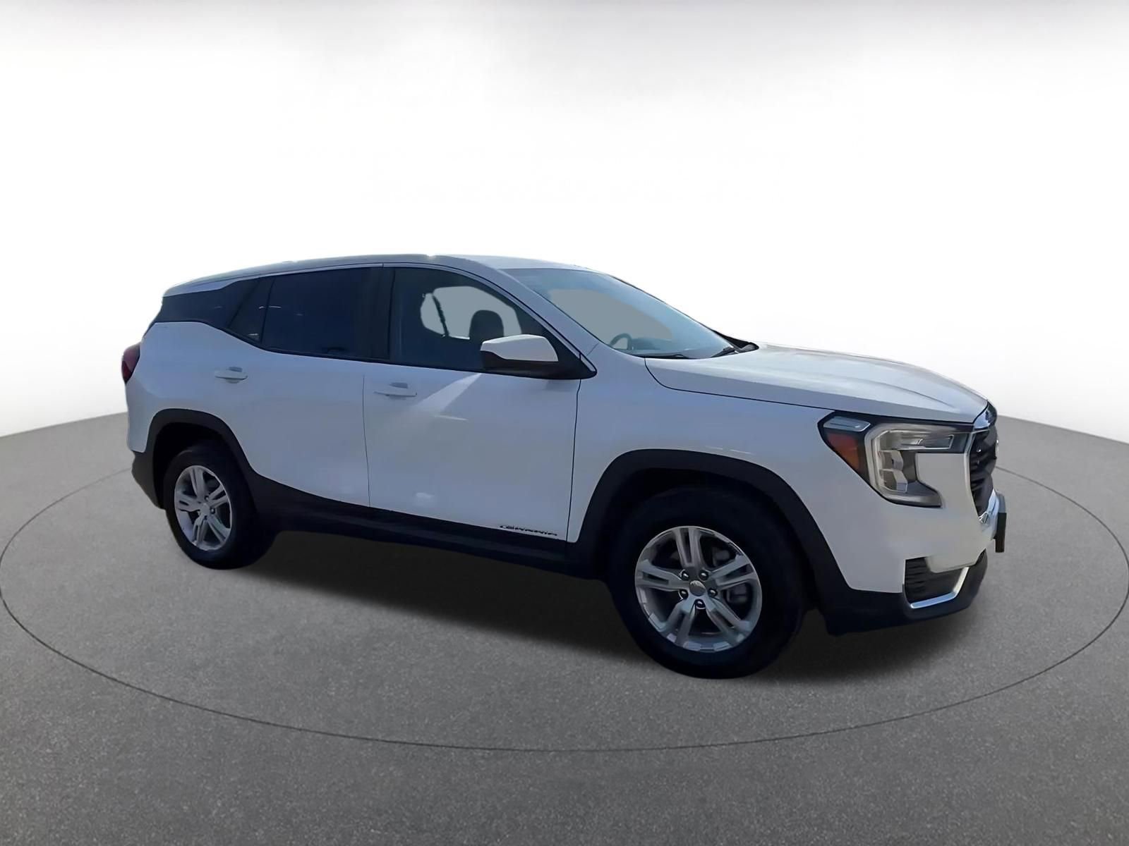Used 2024 GMC Terrain SLE image 2