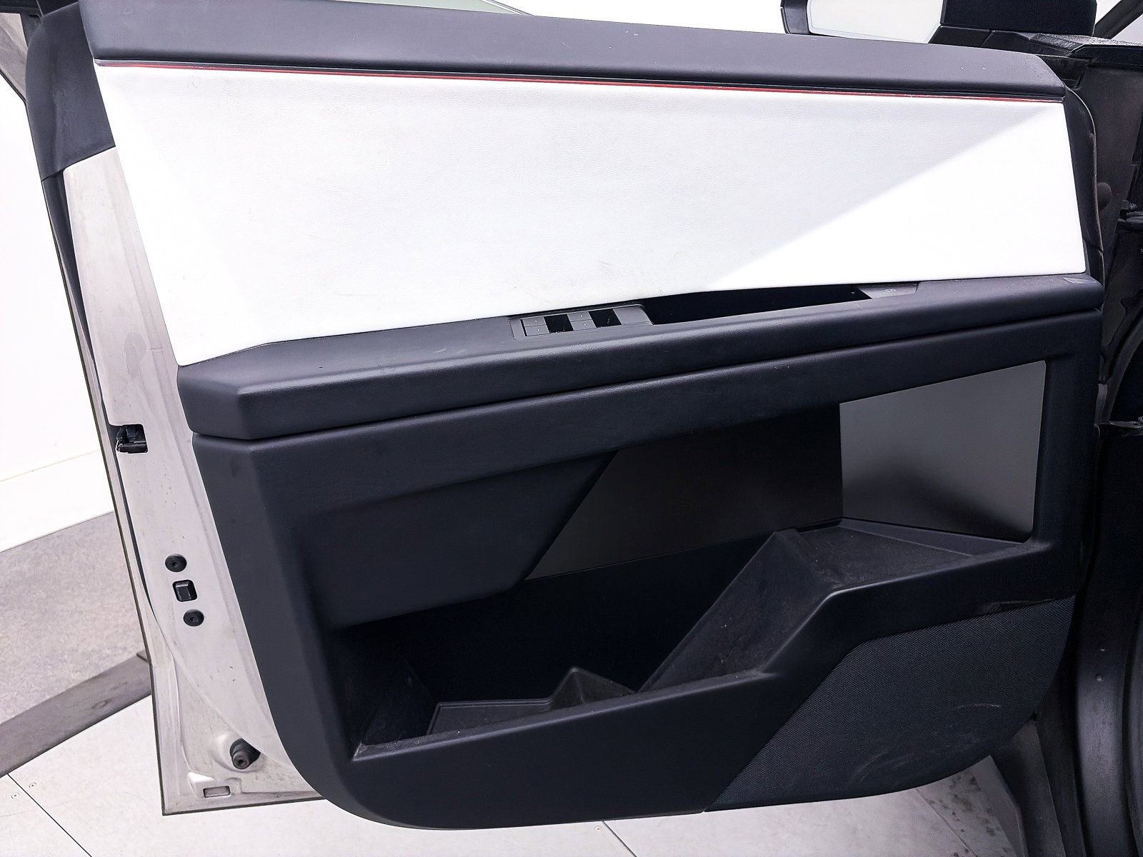 Used 2024 Tesla Cybertruck AWD Crew Cab image 14