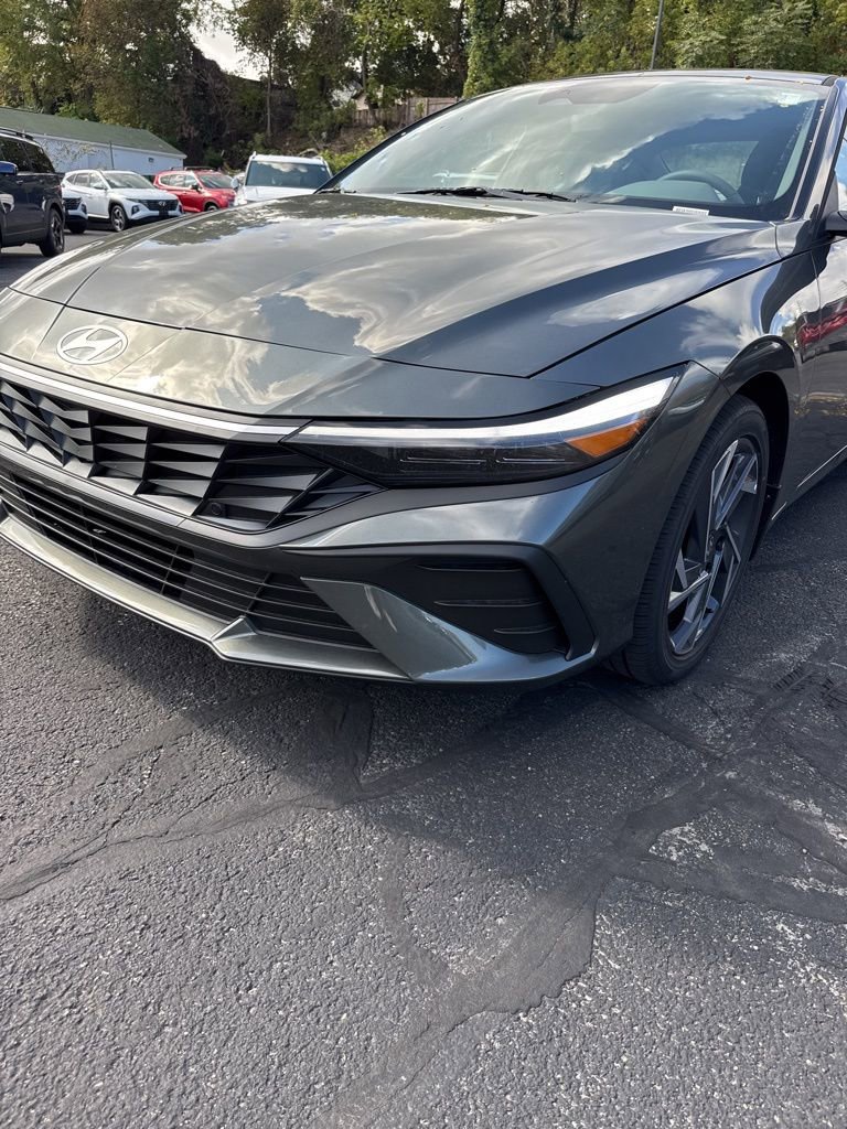 New 2025 Hyundai Elantra SEL image 9