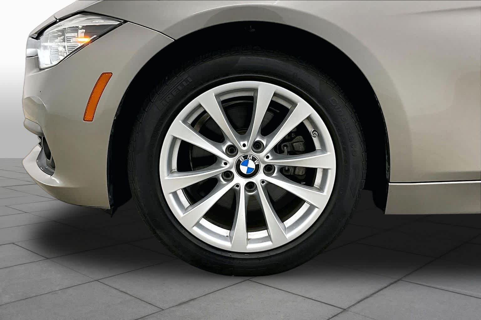 Used 2018 BMW 320i Sedan RWD image 11