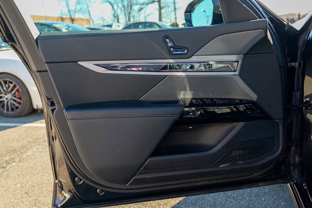 Used 2023 BMW 740i w/ Parking Assistance Package image 16