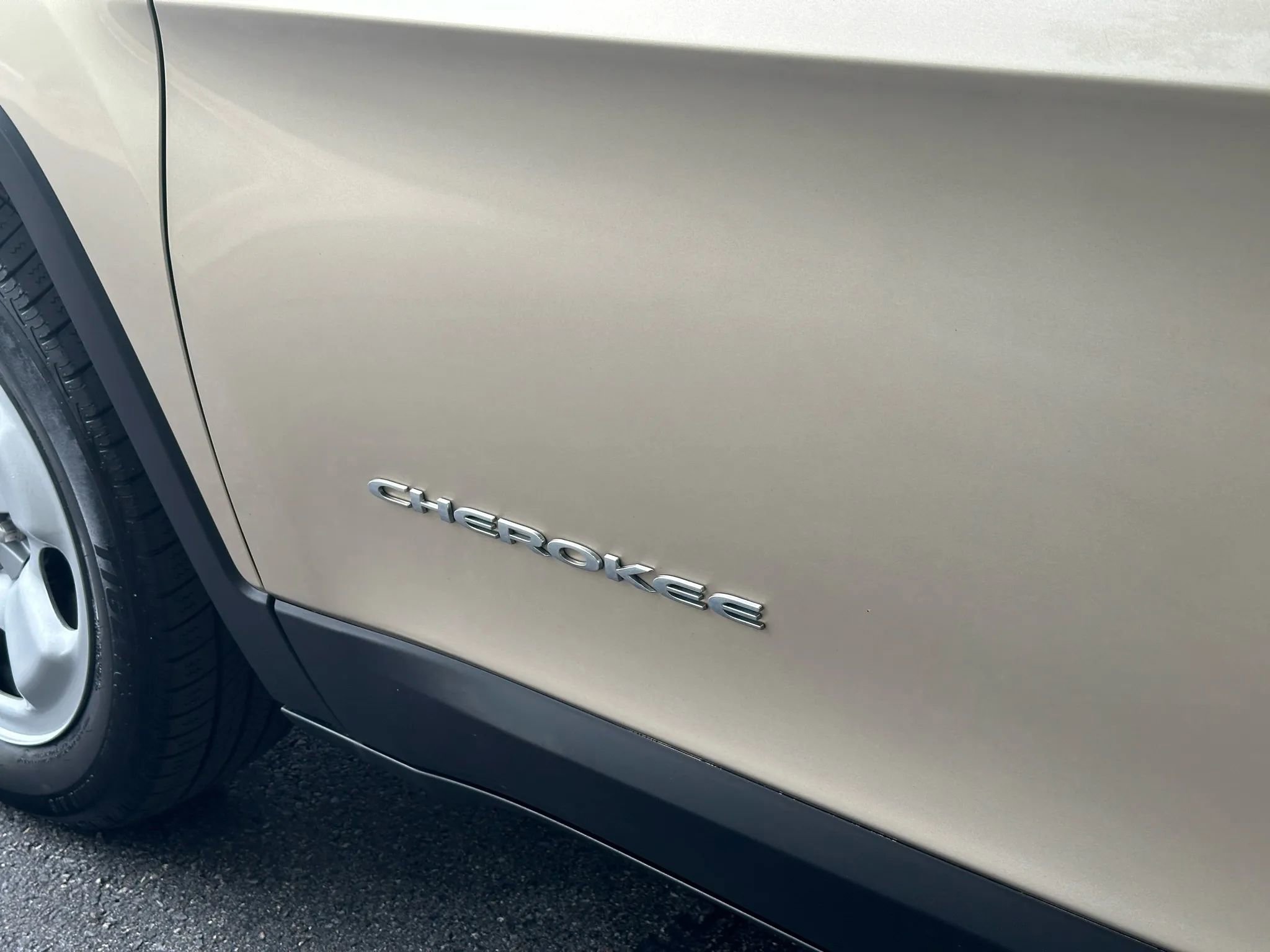 Used 2014 Jeep Cherokee Sport image 15