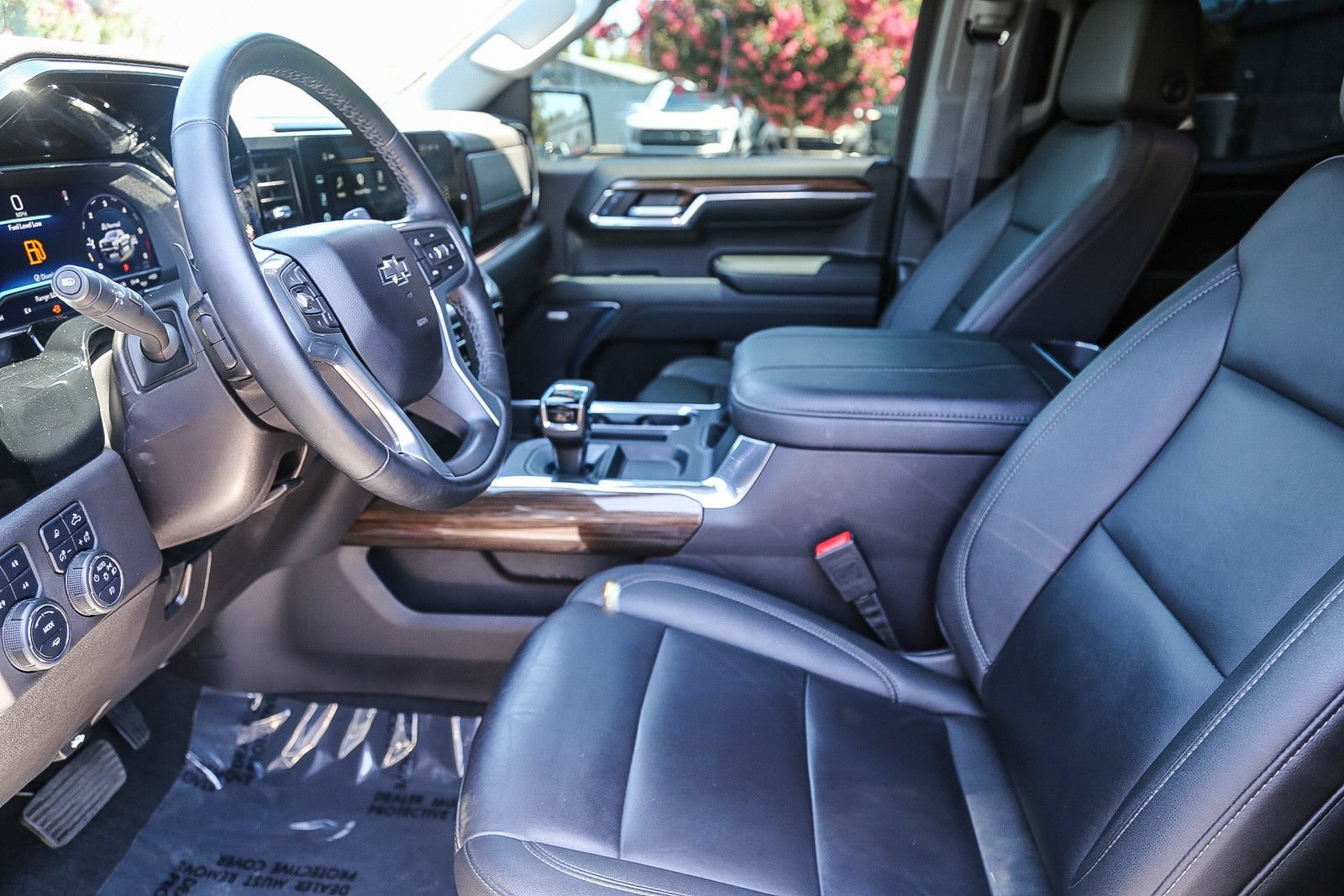 Used 2024 Chevrolet Silverado 1500 LT Trail Boss w/ LT Trail Boss Premium Package AWD/4WD image 17