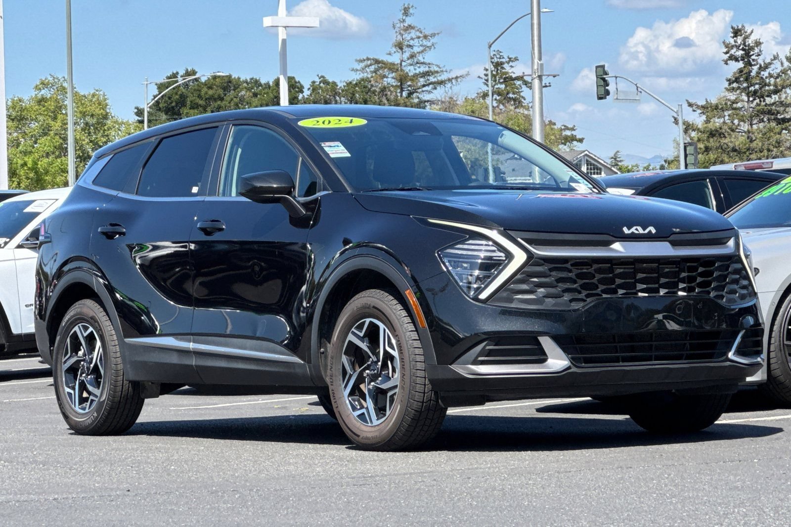 Used 2024 Kia Sportage LX AWD/4WD image 2