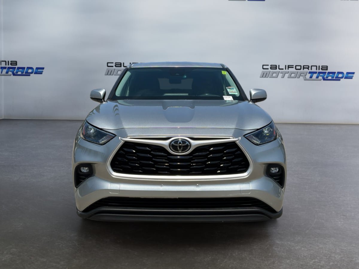 Used 2022 Toyota Highlander LE AWD/4WD image 2