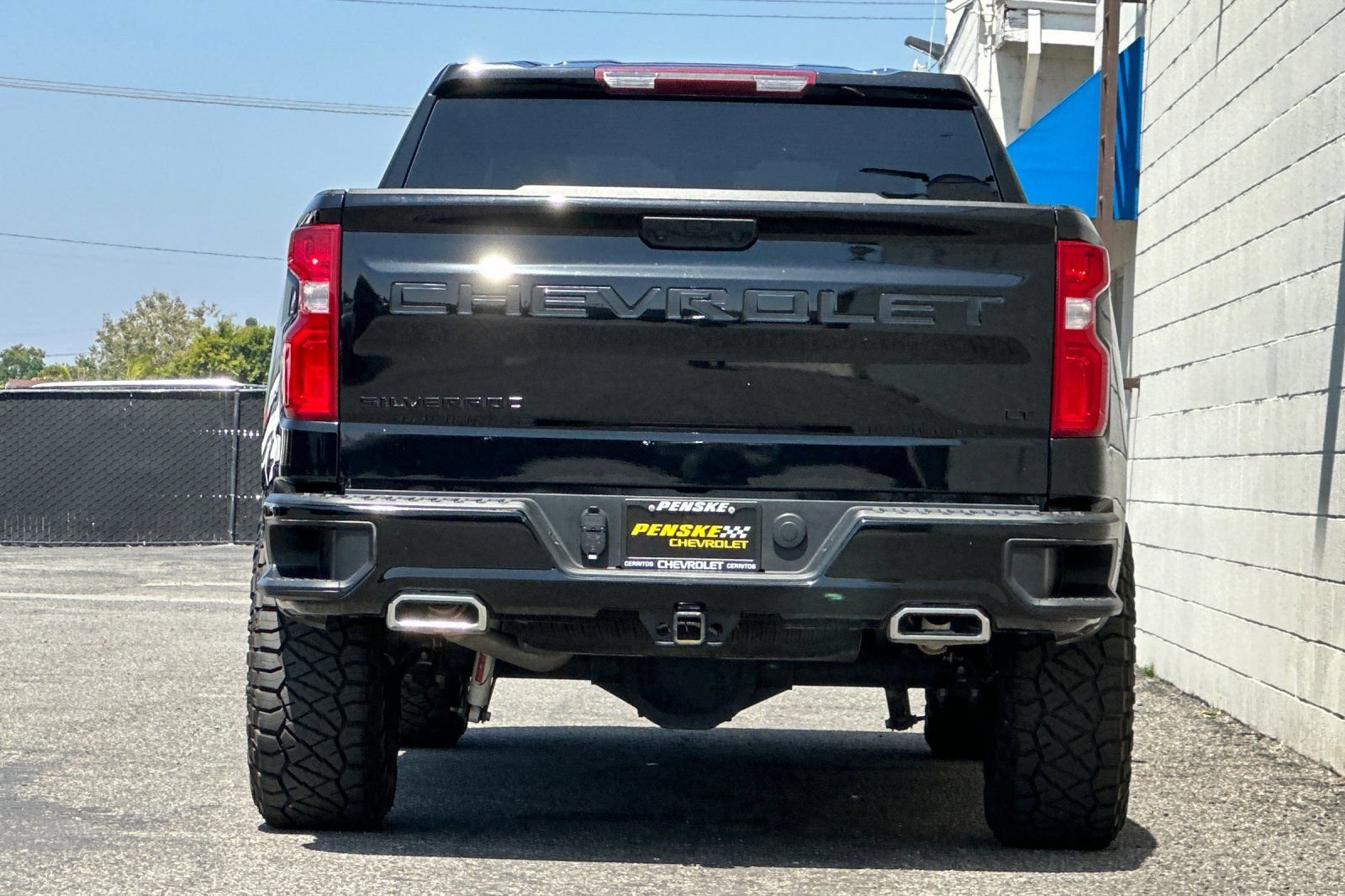 Used 2025 Chevrolet Silverado 1500 LT Trail Boss w/ LPO, Dark Essentials Package AWD/4WD image 5