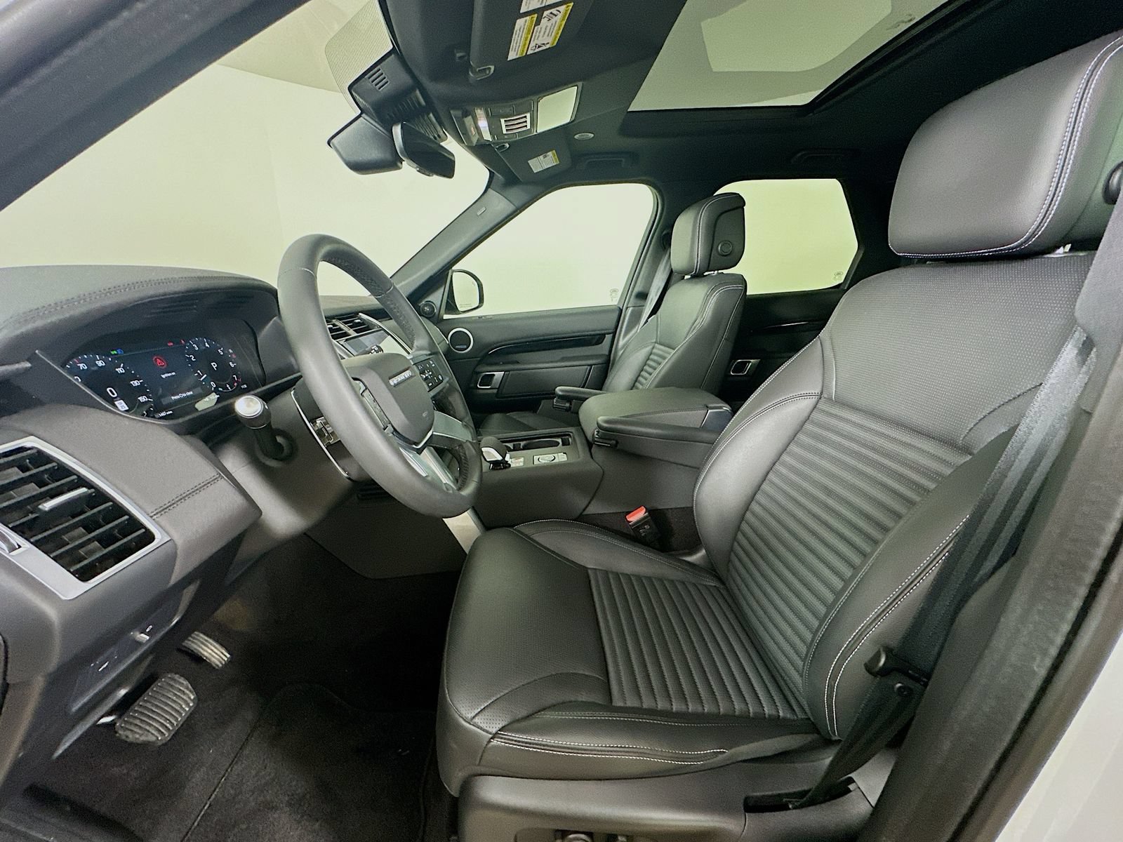 Used 2025 Land Rover Discovery S AWD/4WD image 35