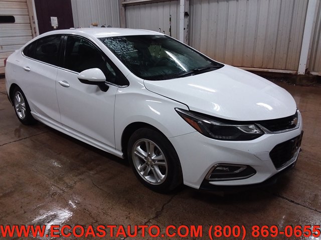 Used 2018 Chevrolet Cruze LT w/ Convenience Package FWD image 3