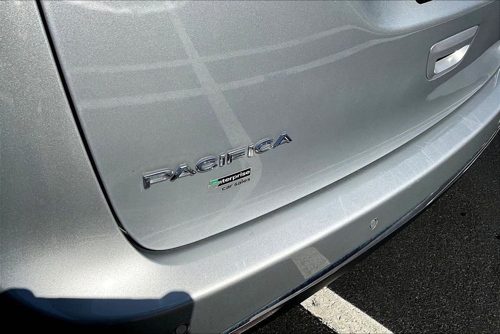 Used 2023 Chrysler Pacifica Touring-L image 24