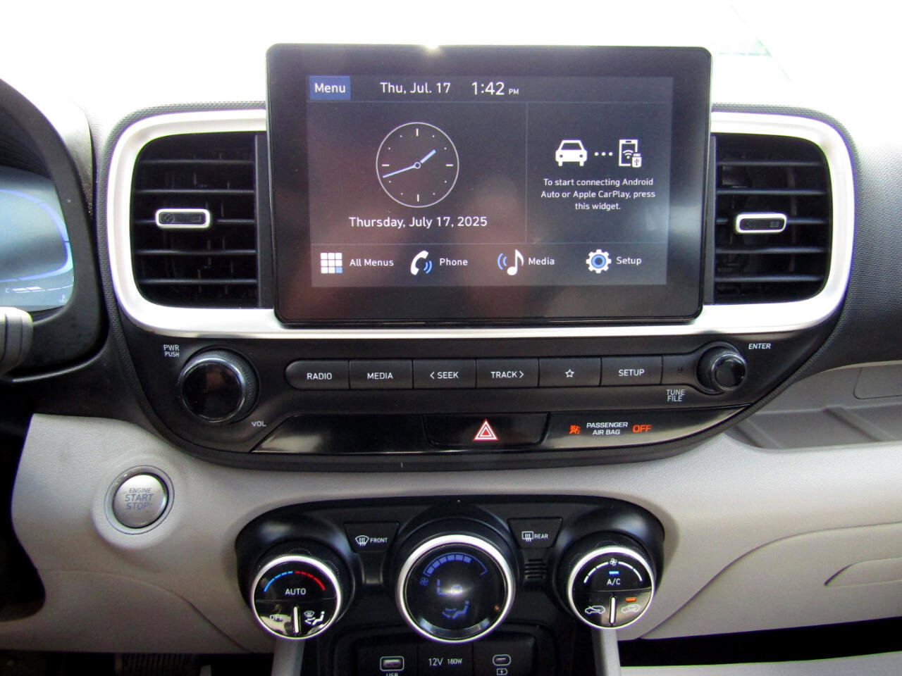 Used 2024 Hyundai Venue SEL image 13