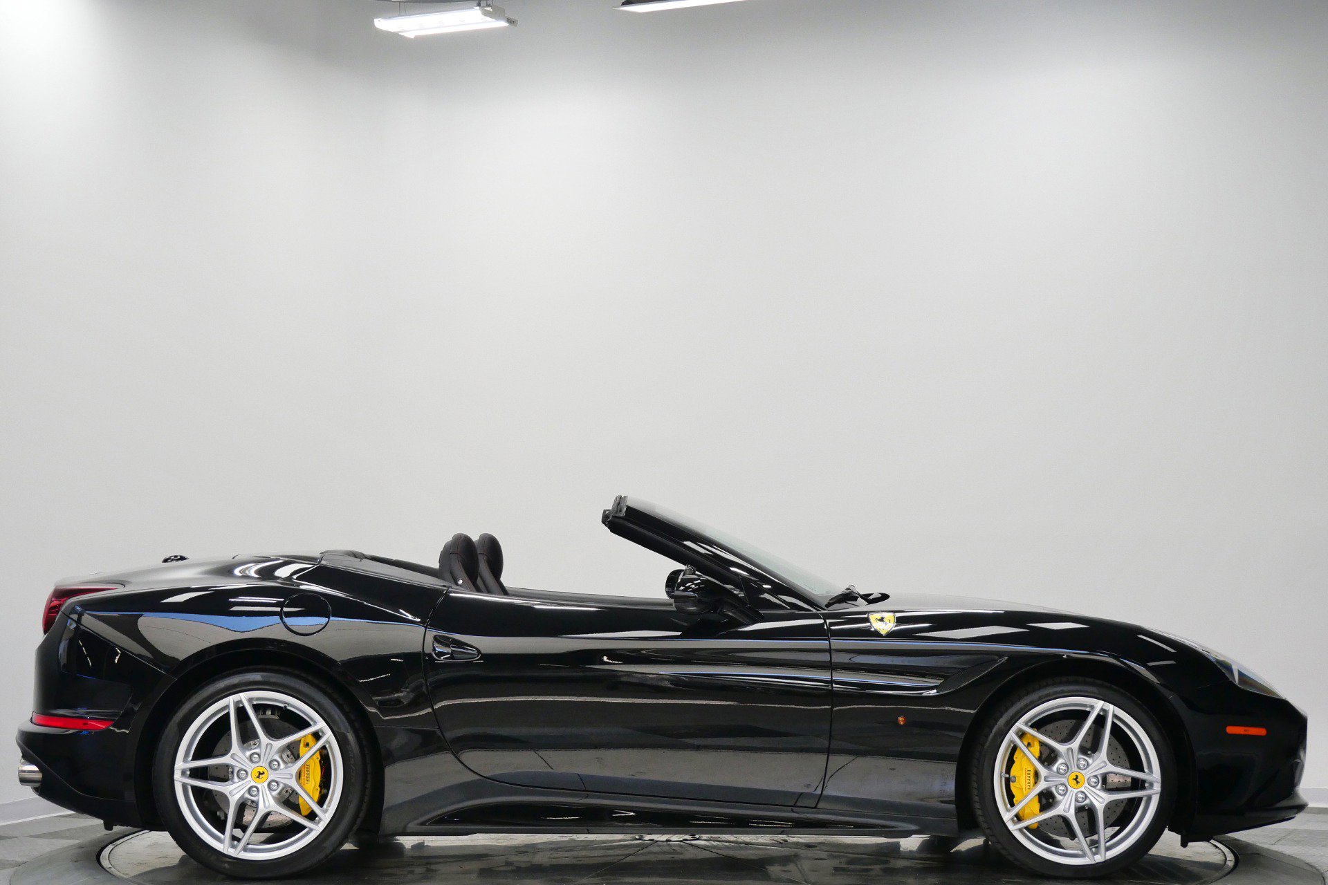 Used 2015 Ferrari California T RWD image 56