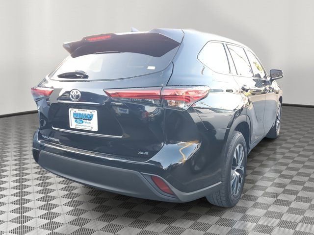 Used 2021 Toyota Highlander XLE FWD image 5