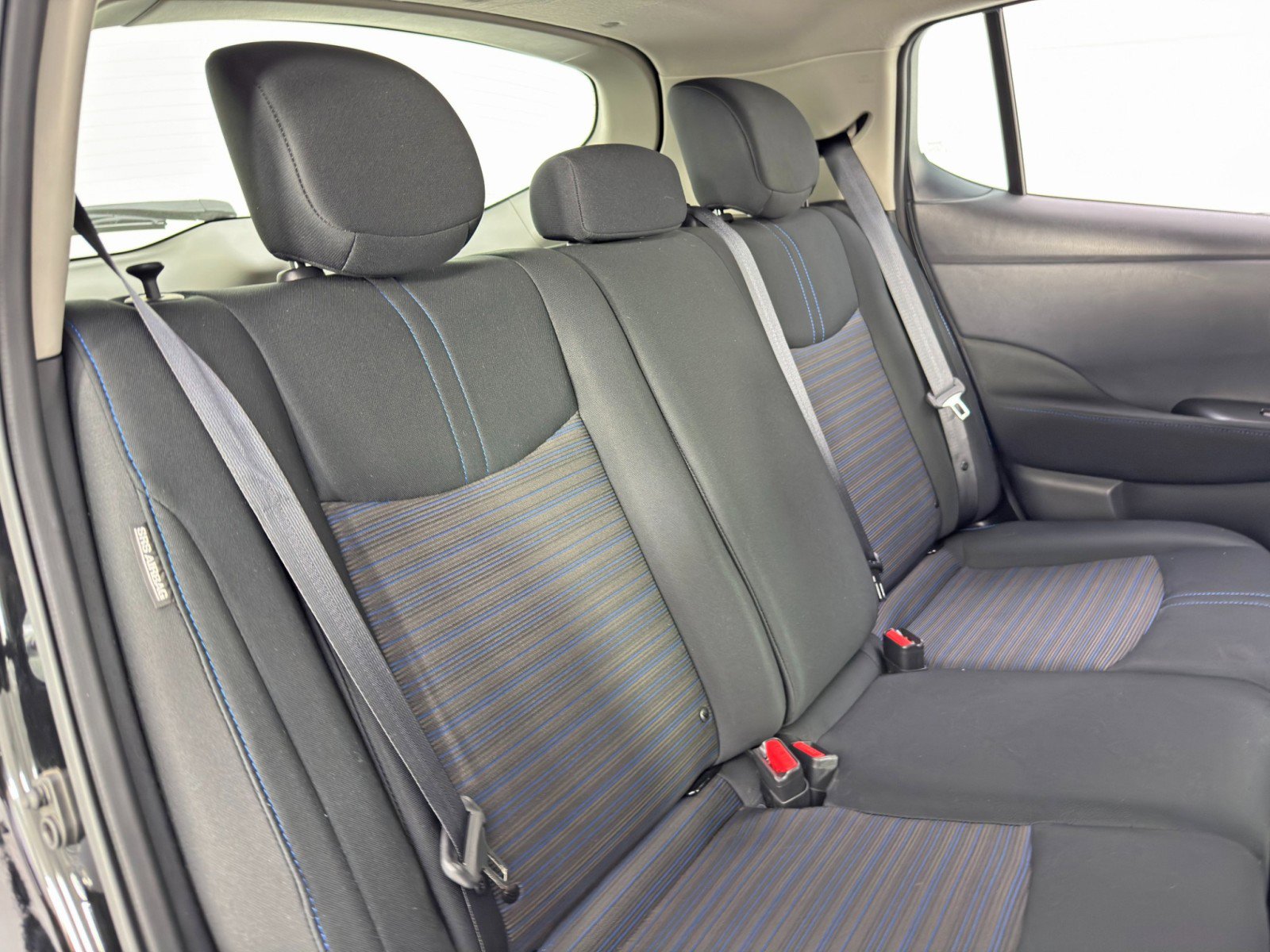 Used 2025 Nissan Leaf S image 32