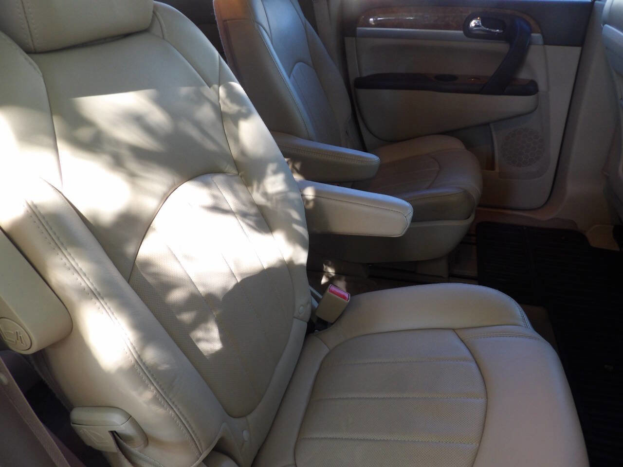 Used 2011 Buick Enclave CXL image 28