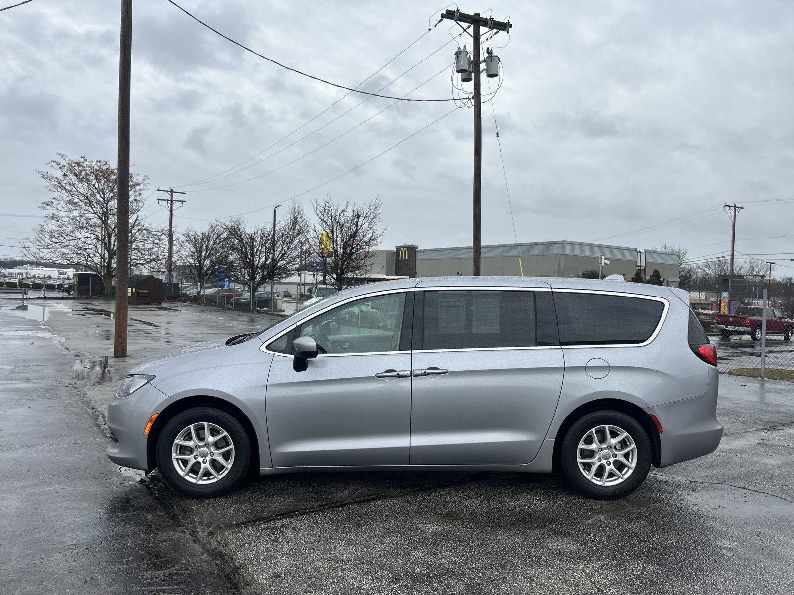 Used 2020 Chrysler Voyager LX FWD image 9