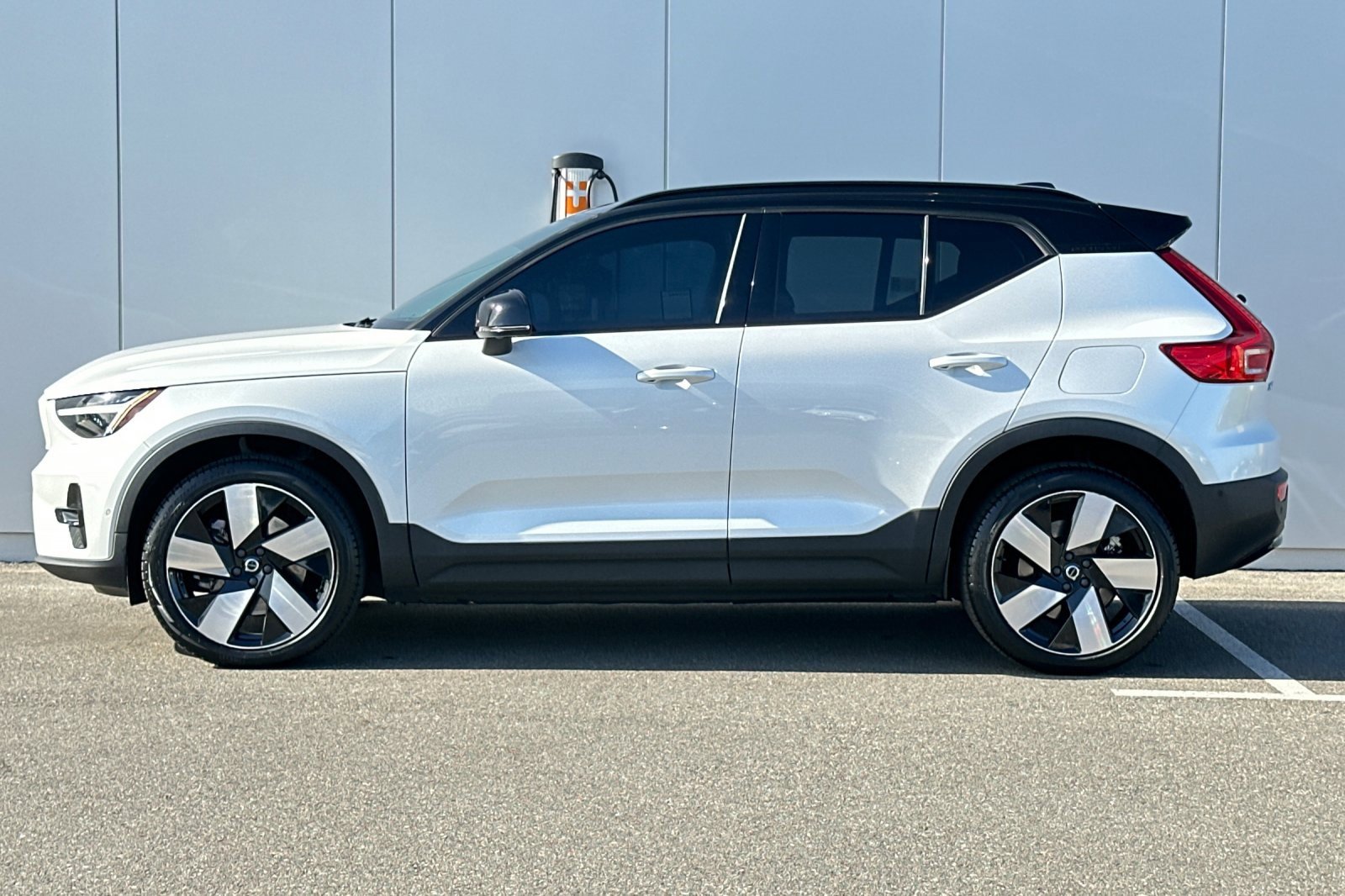 Used 2023 Volvo XC40 Recharge Ultimate image 2