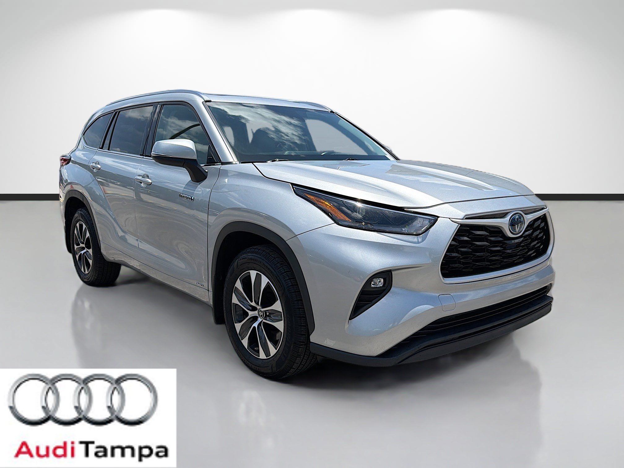 Used 2021 Toyota Highlander XLE AWD/4WD image 1