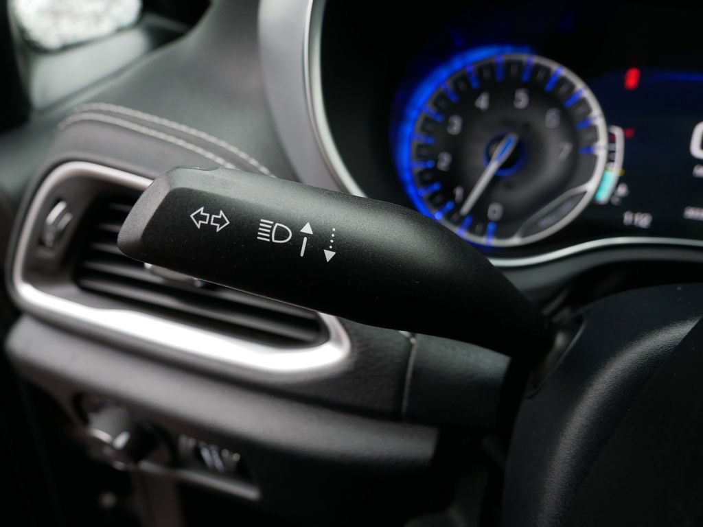 Used 2025 Chrysler Pacifica Limited FWD image 28