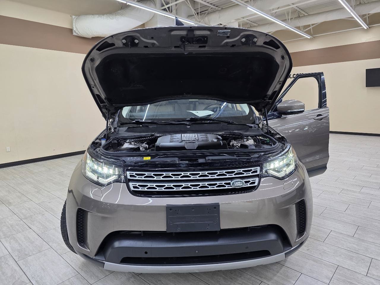 Used 2017 Land Rover Discovery HSE AWD/4WD image 46