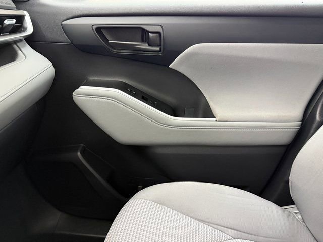 Used 2023 Toyota Highlander L FWD image 25