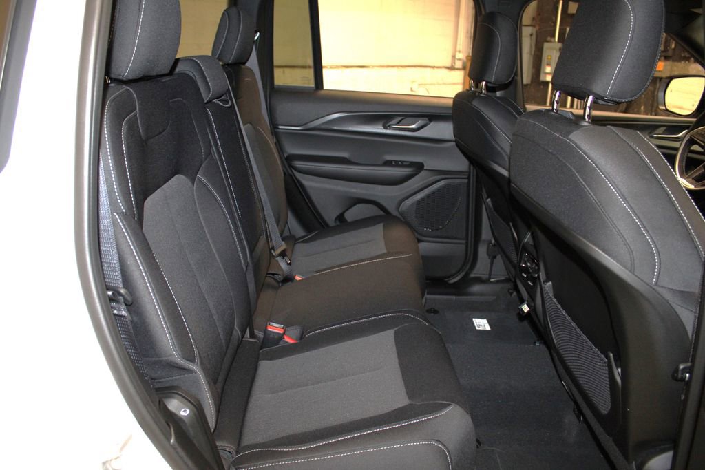 New 2025 Jeep Grand Cherokee Laredo X w/ Luxury Tech Group I image 32