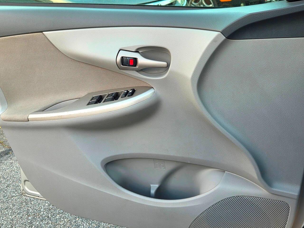 Used 2010 Toyota Corolla LE FWD image 13
