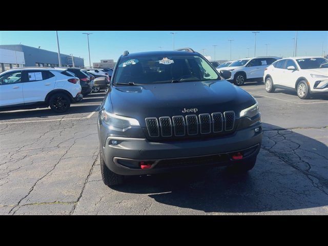 Used 2019 Jeep Cherokee Trailhawk w/ Comfort/Convenience Group AWD/4WD image 3