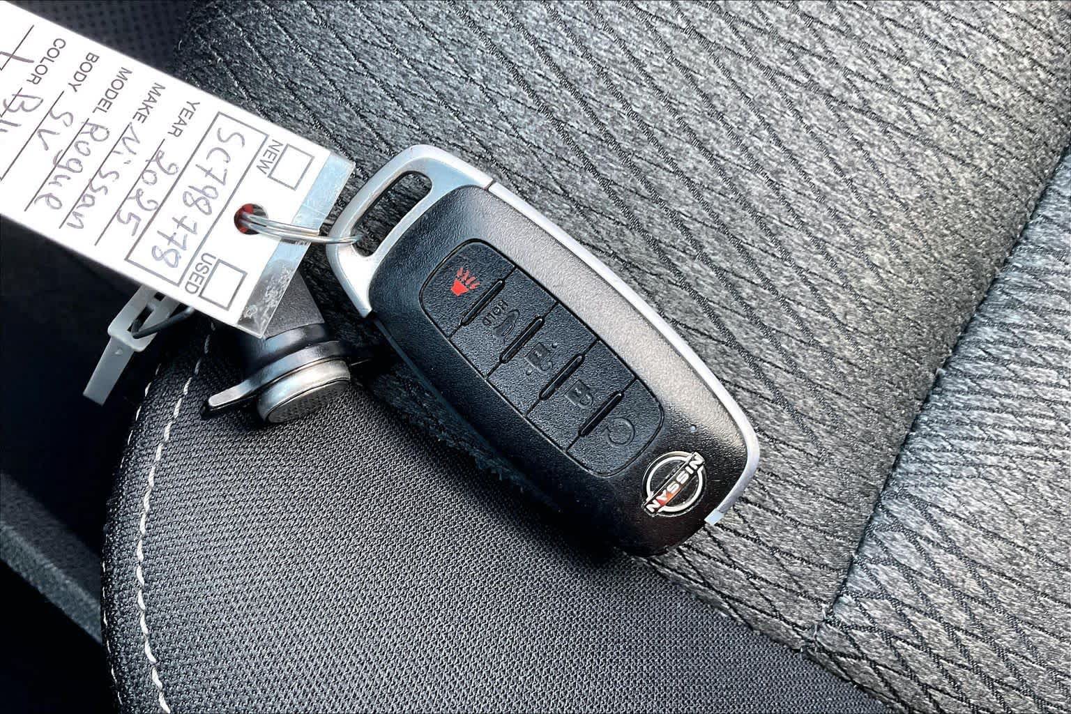 Used 2025 Nissan Rogue SV FWD image 14