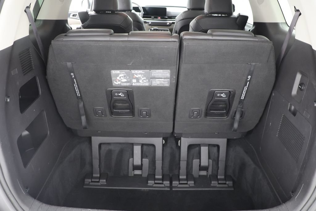 Used 2025 Kia Carnival FWD image 27