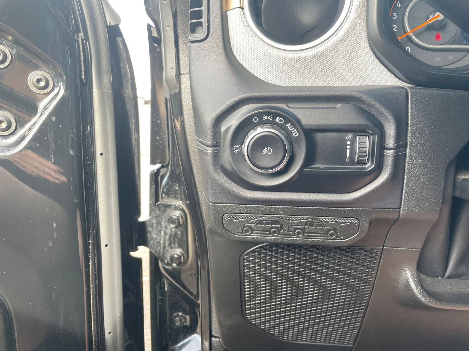 Used 2025 Jeep Wrangler Sahara image 34