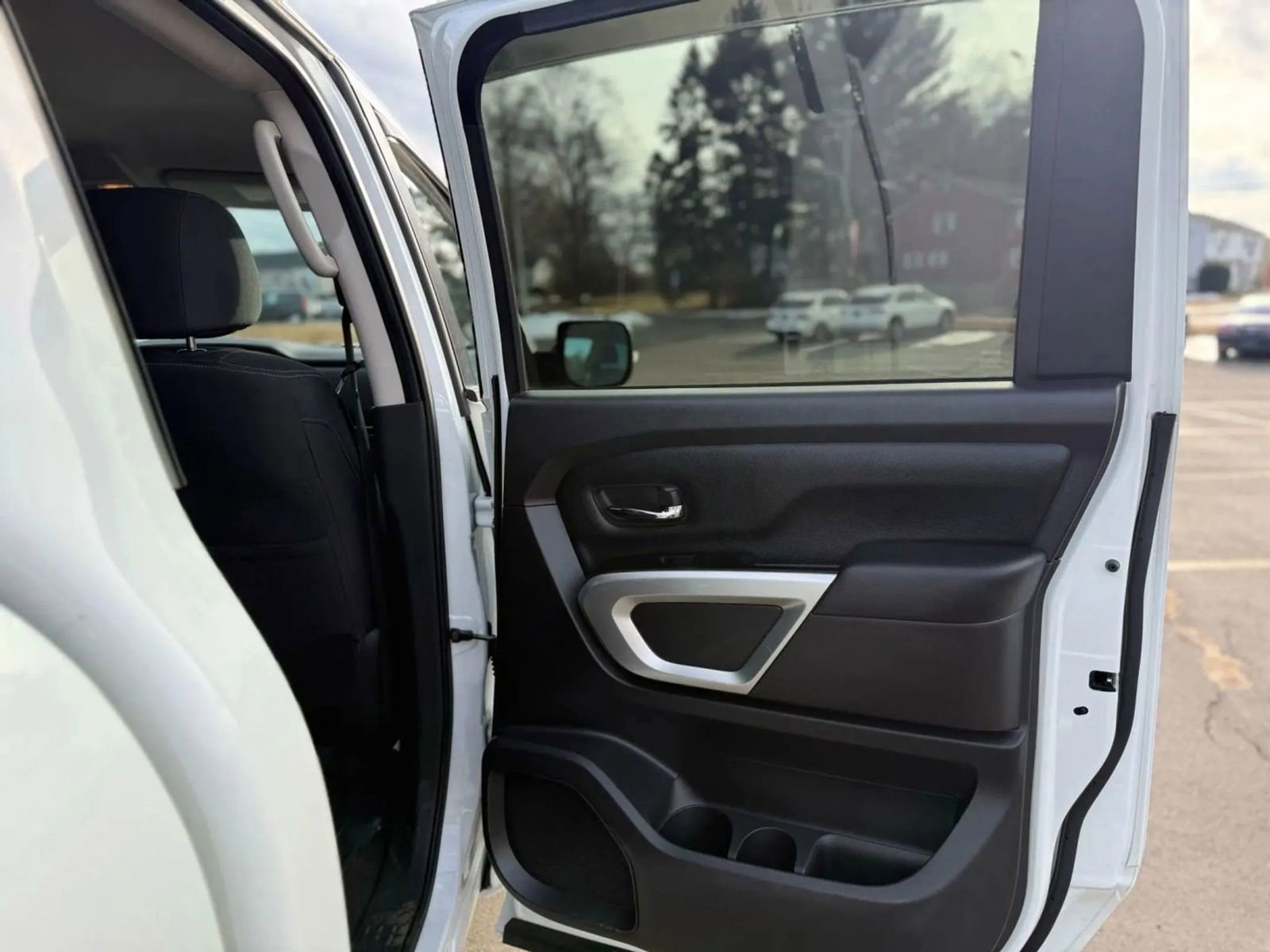 Used 2018 Nissan Titan SV AWD/4WD image 16