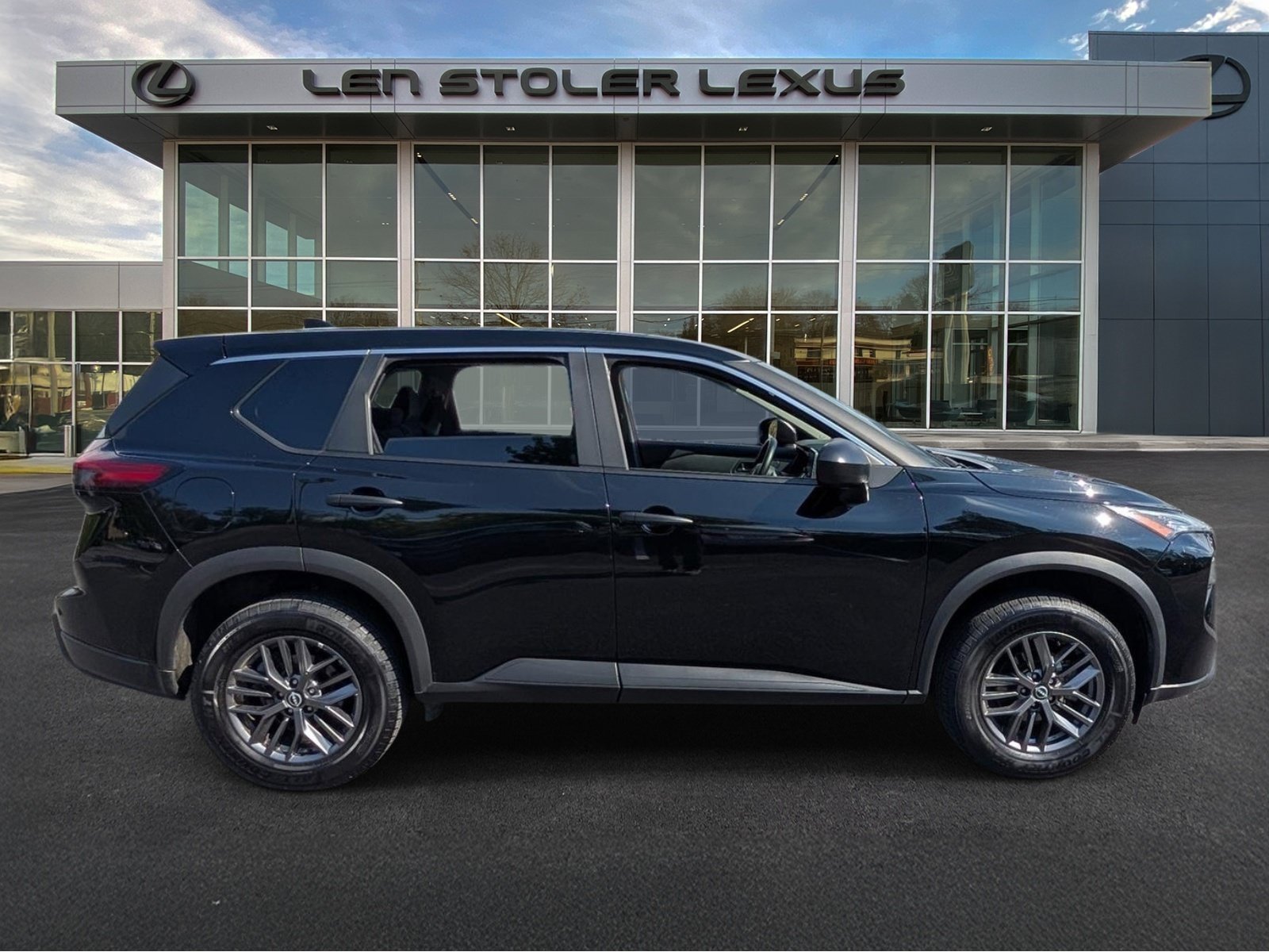 Used 2024 Nissan Rogue S AWD/4WD image 2