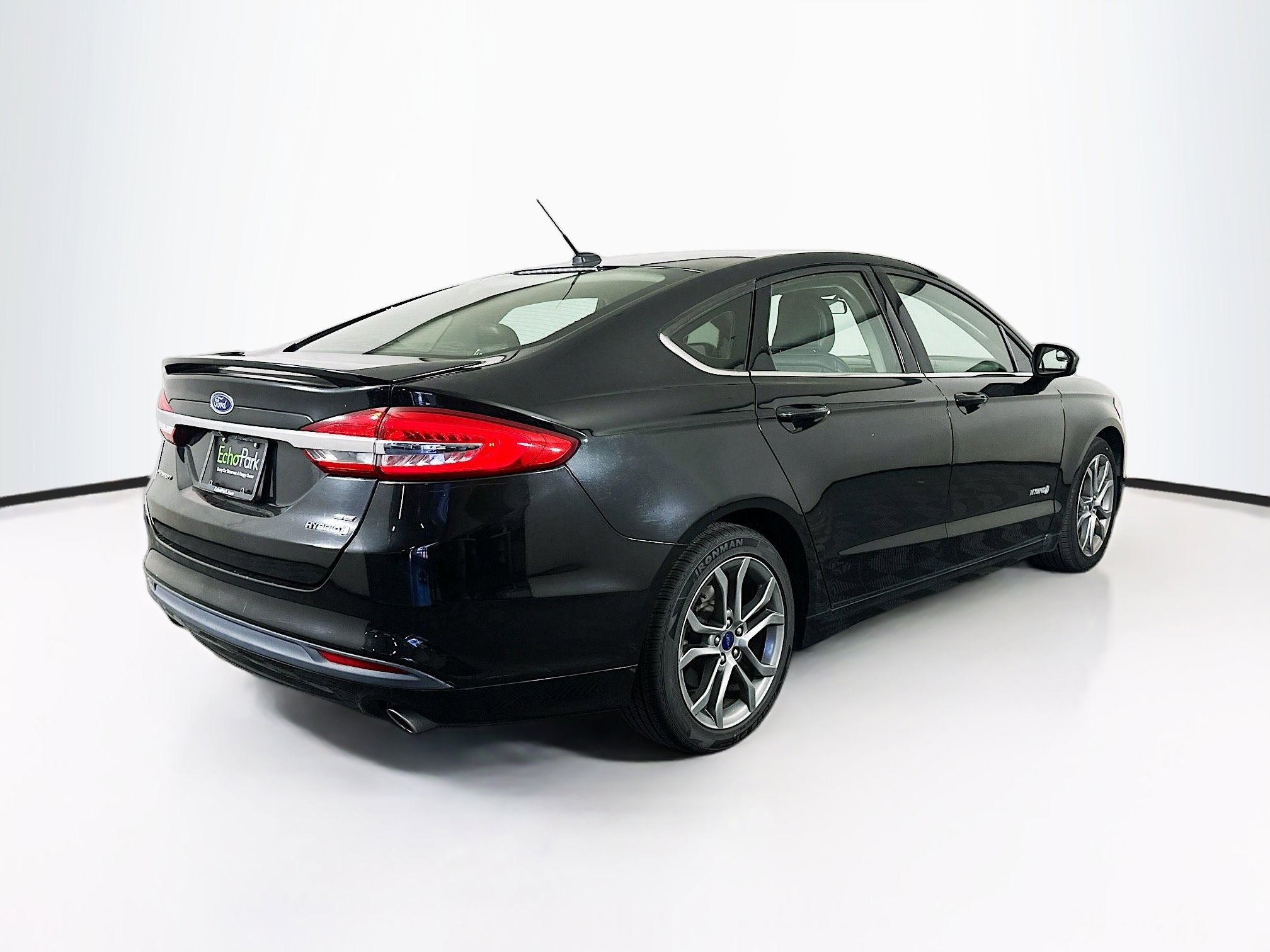 Used 2017 Ford Fusion SE w/ Equipment Group 601A FWD image 9
