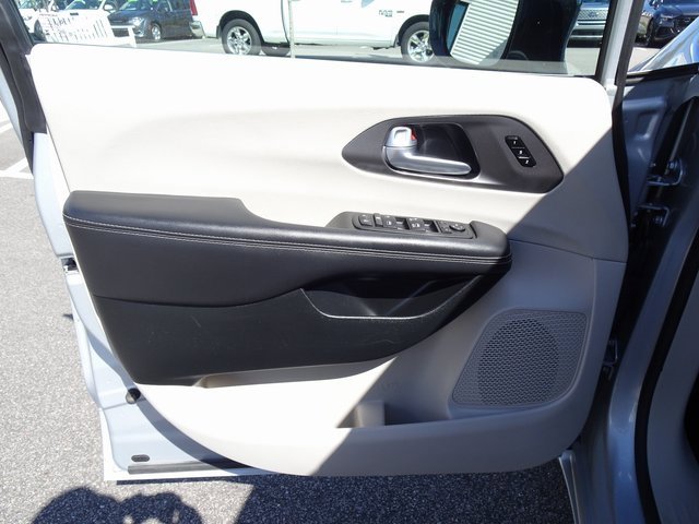 Used 2024 Chrysler Pacifica Touring-L image 12