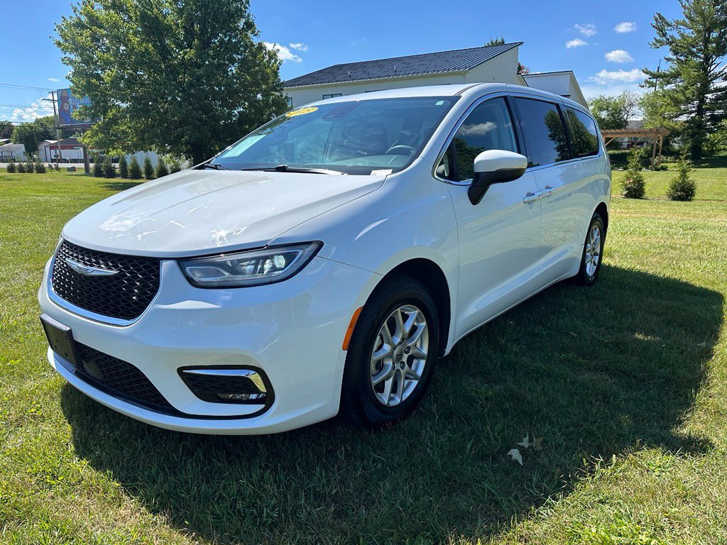 Used 2023 Chrysler Pacifica Touring-L FWD image 7