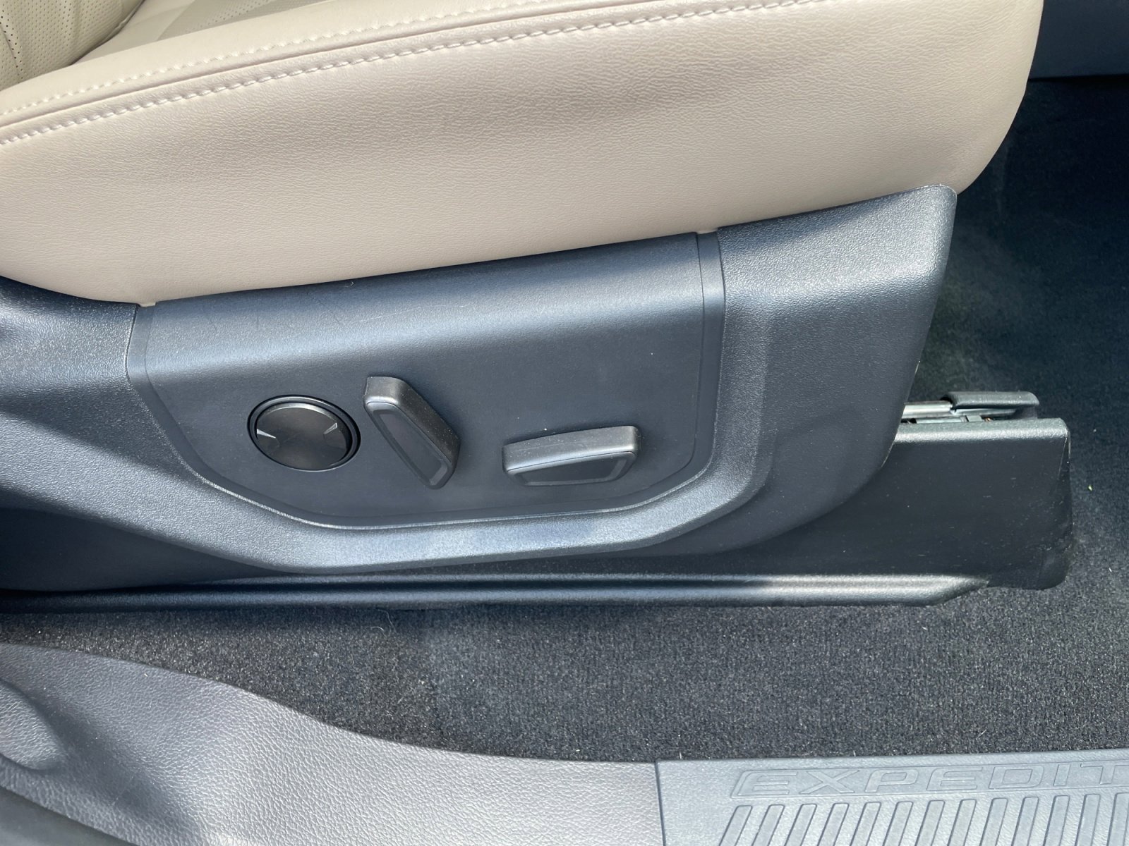 Used 2024 Ford Expedition XLT RWD image 32