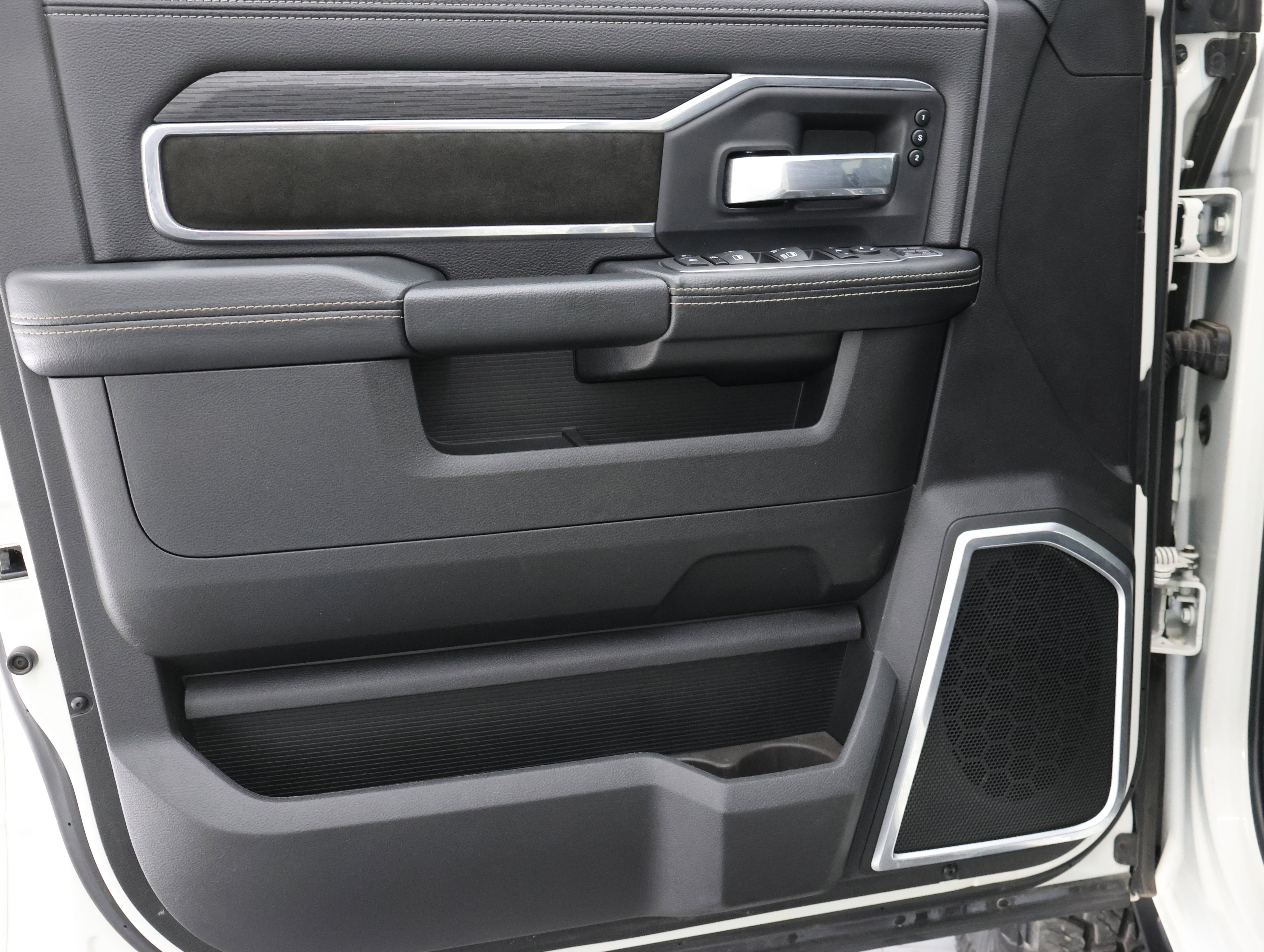 Used 2024 RAM 2500 Laramie w/ Night Edition image 46