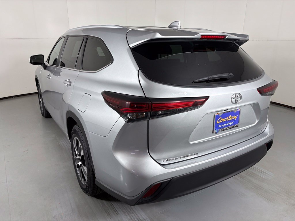 Used 2024 Toyota Highlander XLE FWD image 6