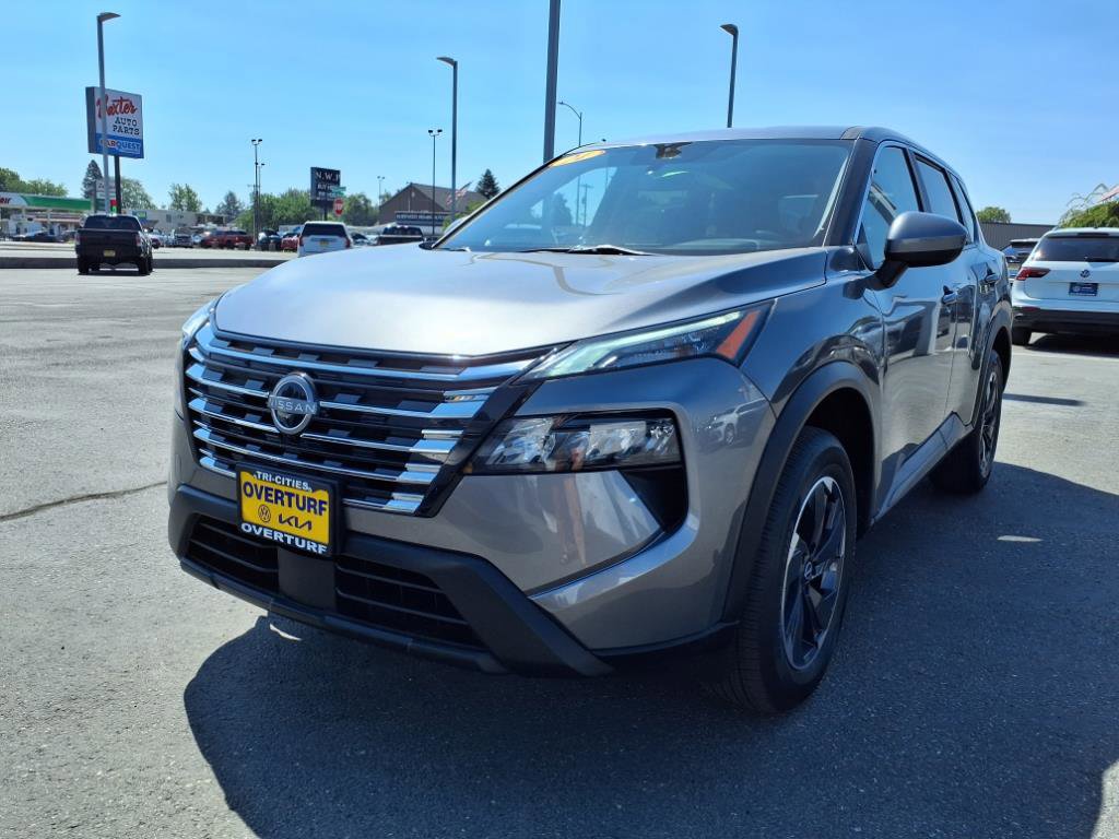 Used 2024 Nissan Rogue SV image 3