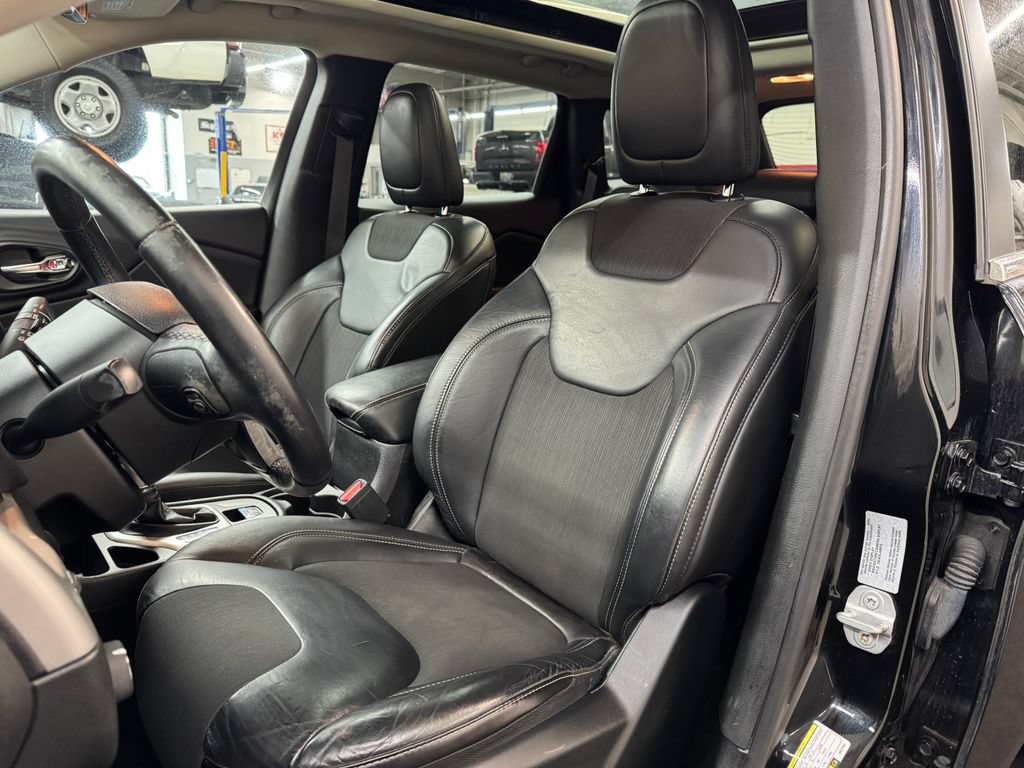Used 2018 Jeep Cherokee Latitude Plus w/ Comfort/Convenience Group FWD image 19