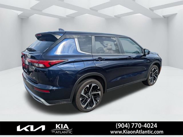 Used 2024 Mitsubishi Outlander SE Black Edition AWD/4WD image 3