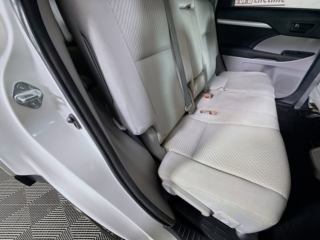 Used 2016 Toyota Highlander LE image 28