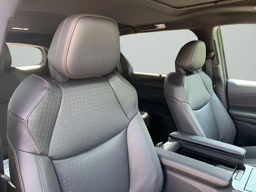Used 2025 Toyota Sienna XLE Woodland Edition image 17