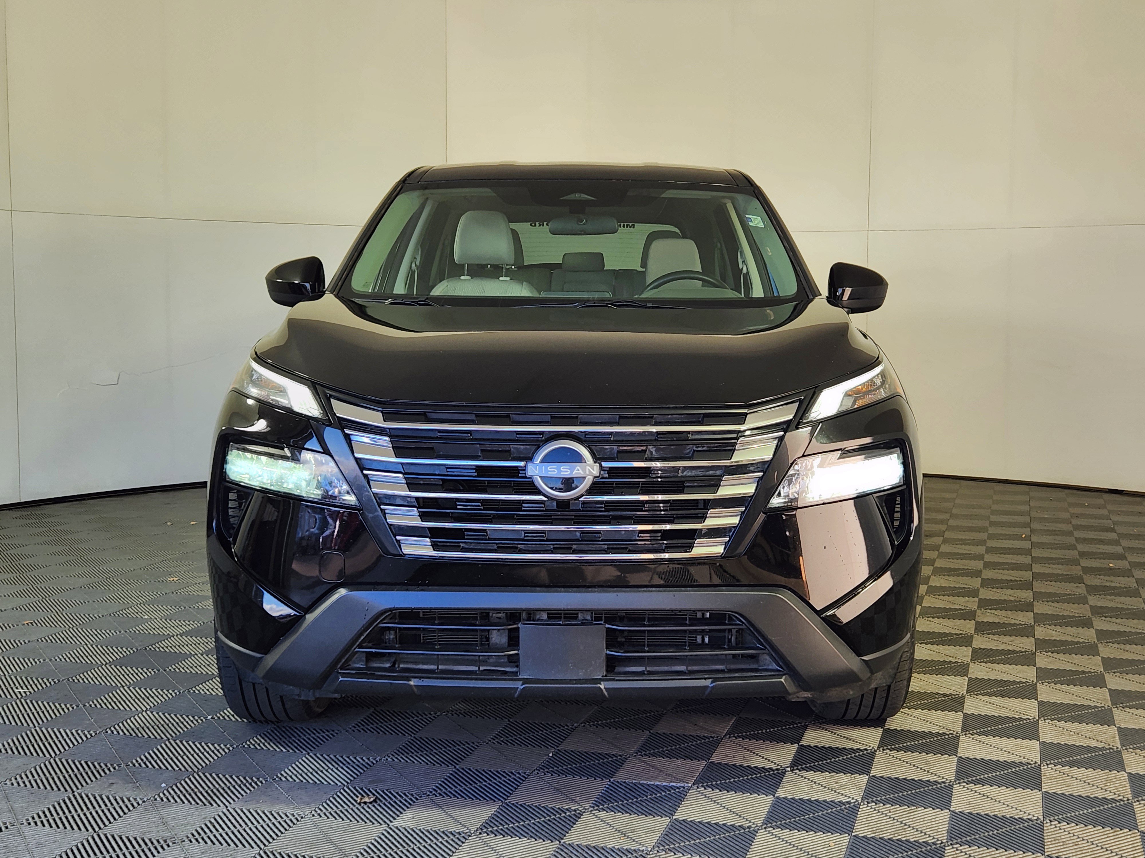 Used 2025 Nissan Rogue SV image 2