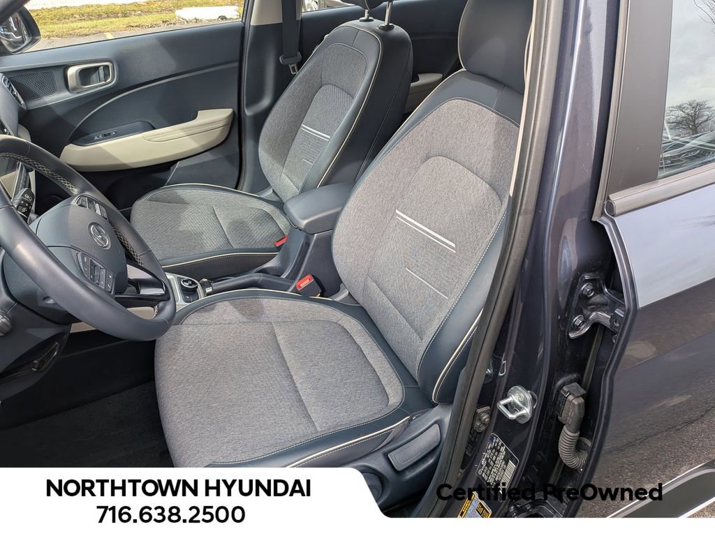 Used 2023 Hyundai Venue Limited image 11