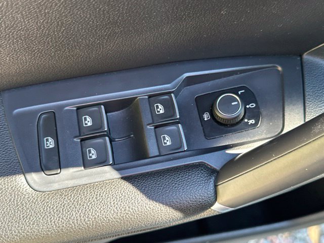 Used 2018 Volkswagen Tiguan SEL AWD/4WD image 27