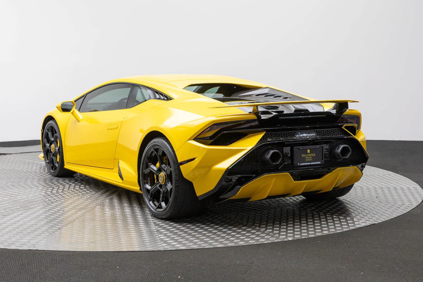 Used 2023 Lamborghini Huracan Tecnica RWD image 4