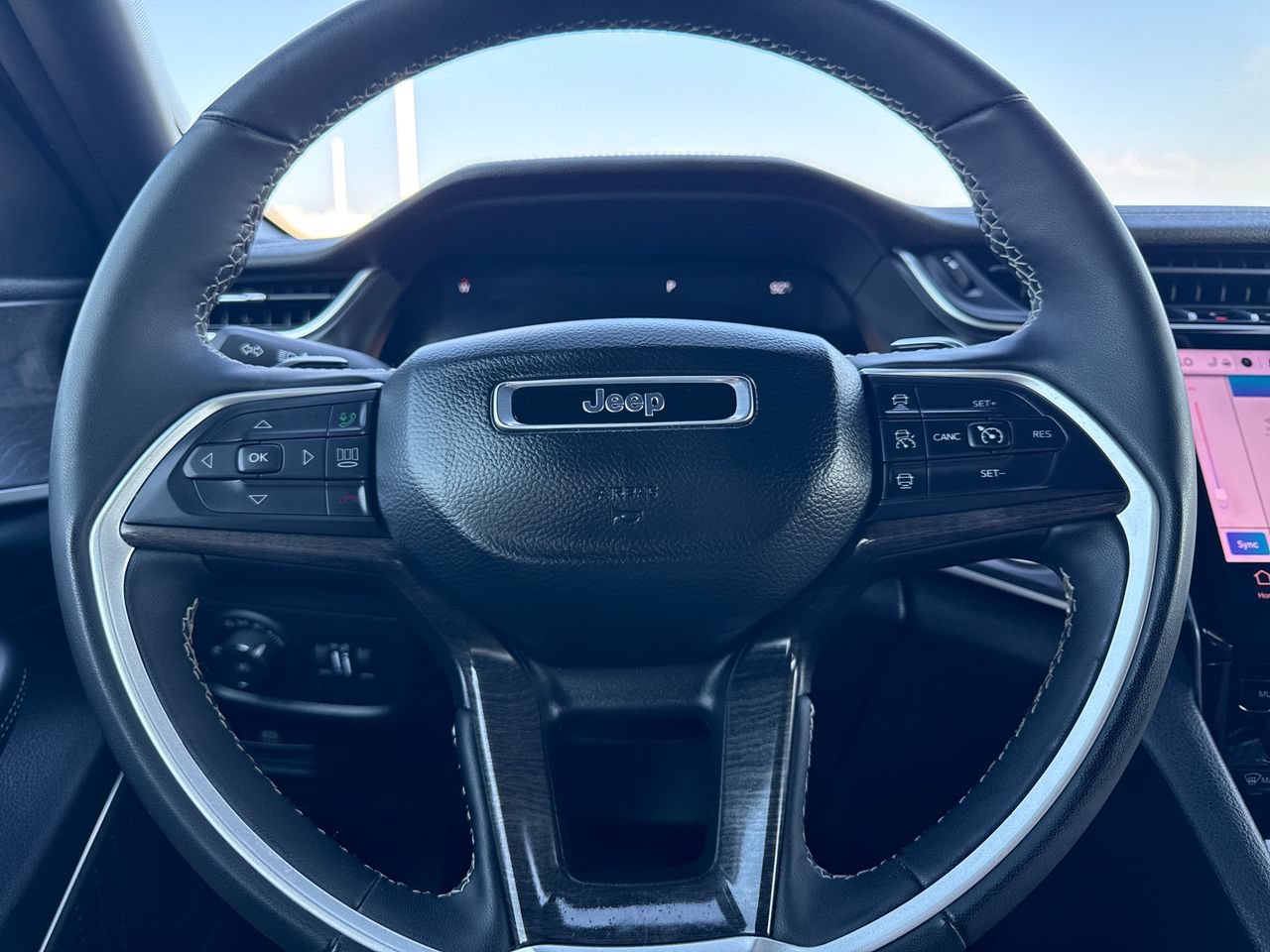 Used 2025 Jeep Grand Cherokee L Limited w/ Luxury Tech Group II AWD/4WD image 18